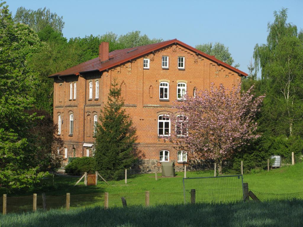 Hotel Gutshaus Zietlitz Dobbin-Linstow Exterior foto