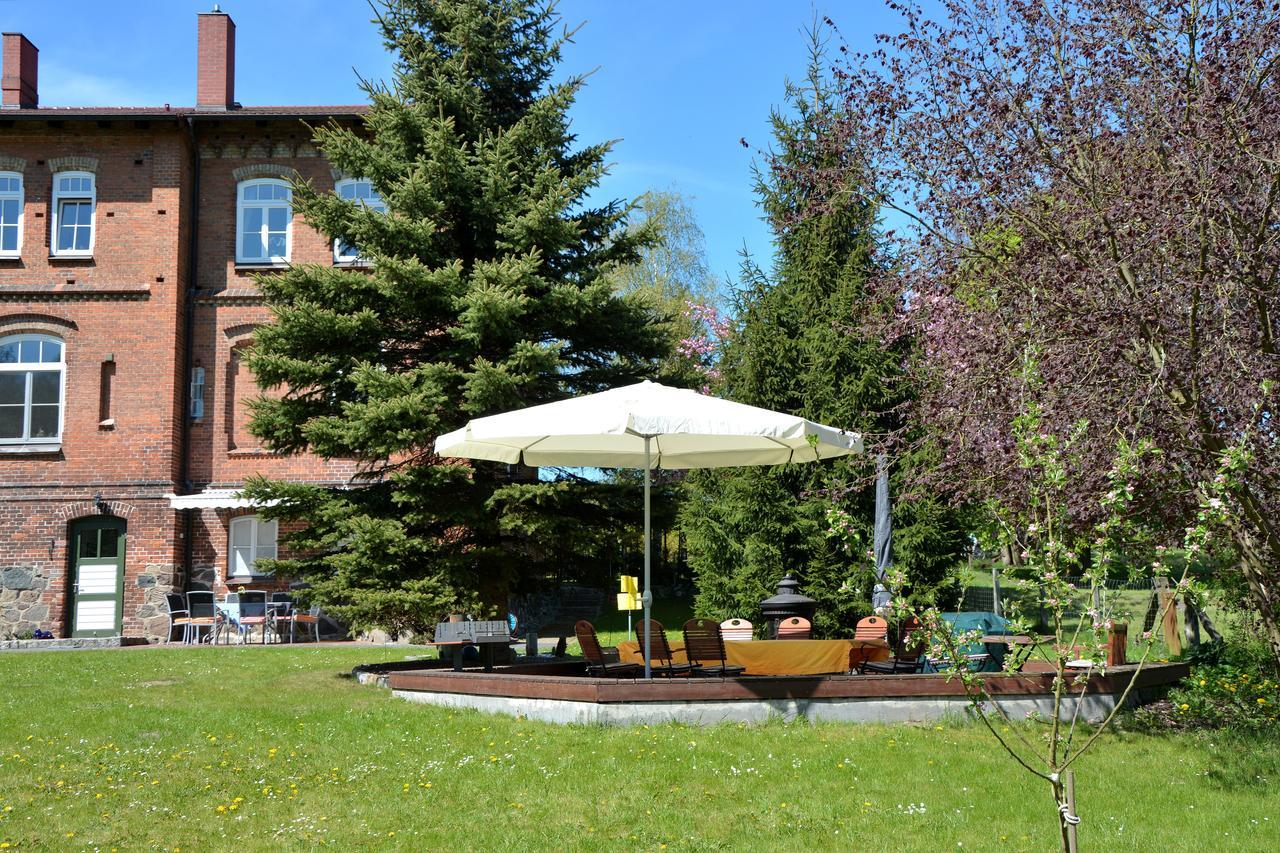 Hotel Gutshaus Zietlitz Dobbin-Linstow Exterior foto