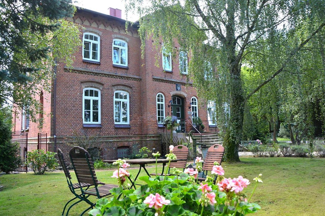 Hotel Gutshaus Zietlitz Dobbin-Linstow Exterior foto
